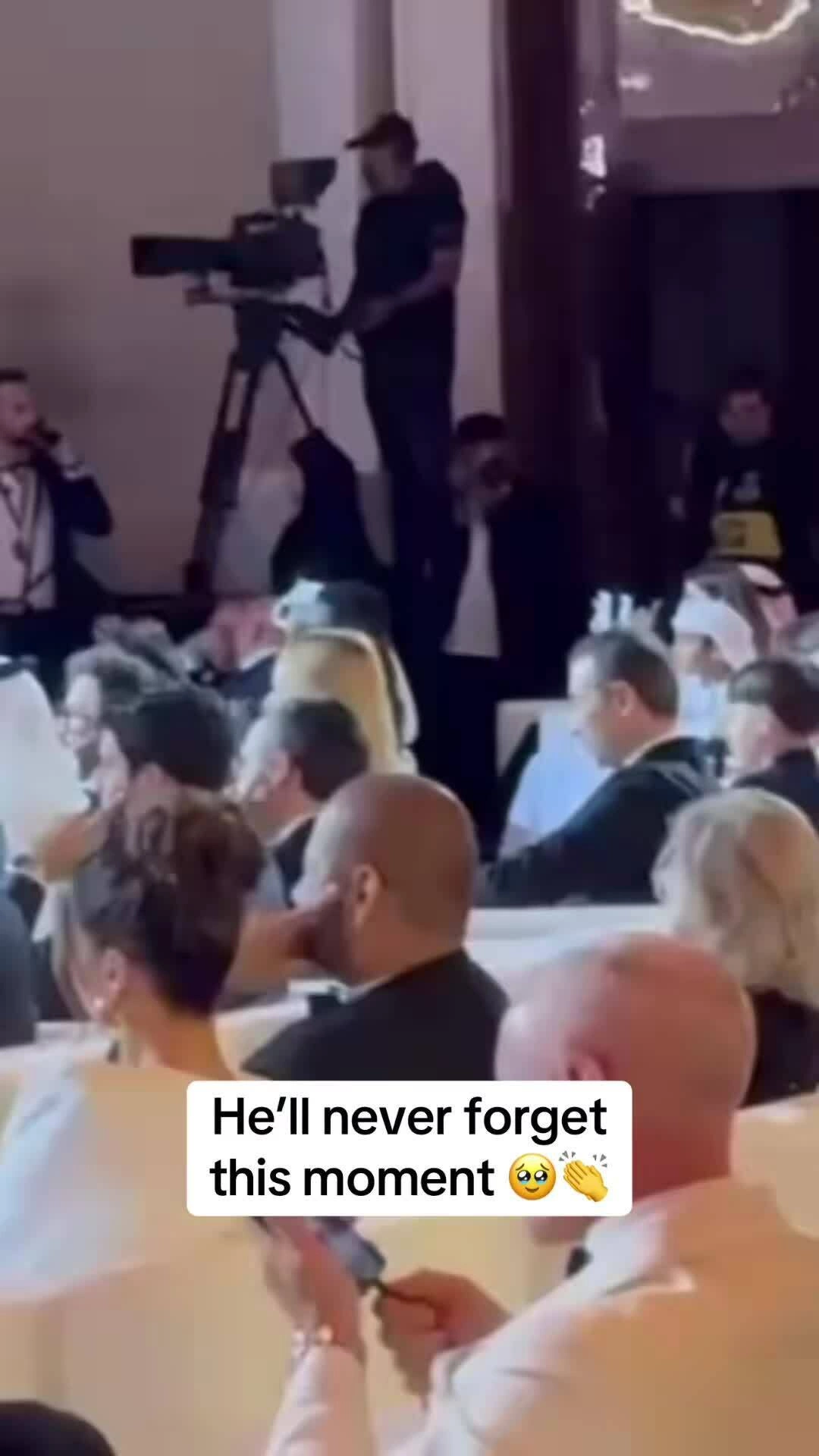 Ronaldo ký tặng CĐV nhí