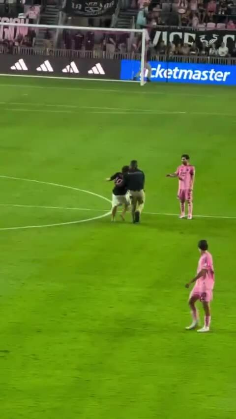 CĐV chạy vào sân tiếp cận Messi