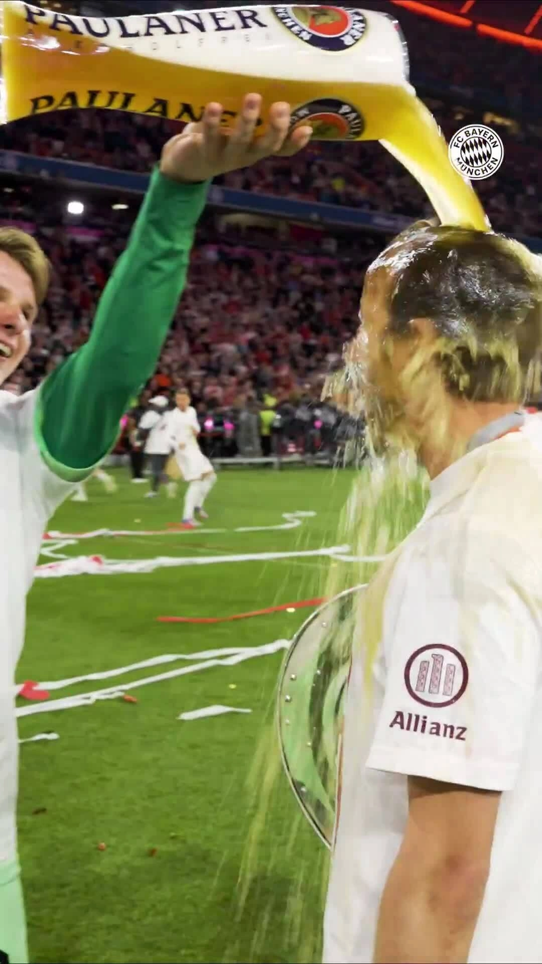 Kane tắm bia mừng vô địch Bundesliga