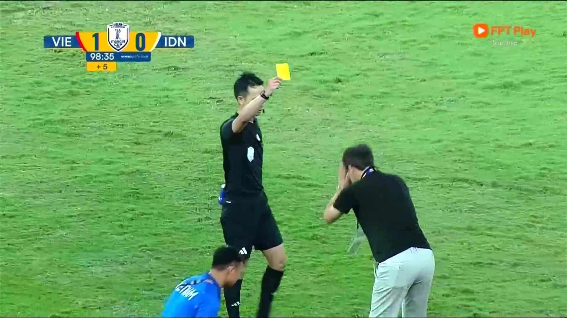 HLV Kim Sang-sik vái trọng tài