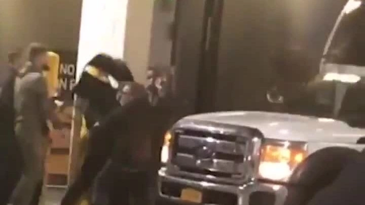McGregor tấn công xe bus chở Khabib.
