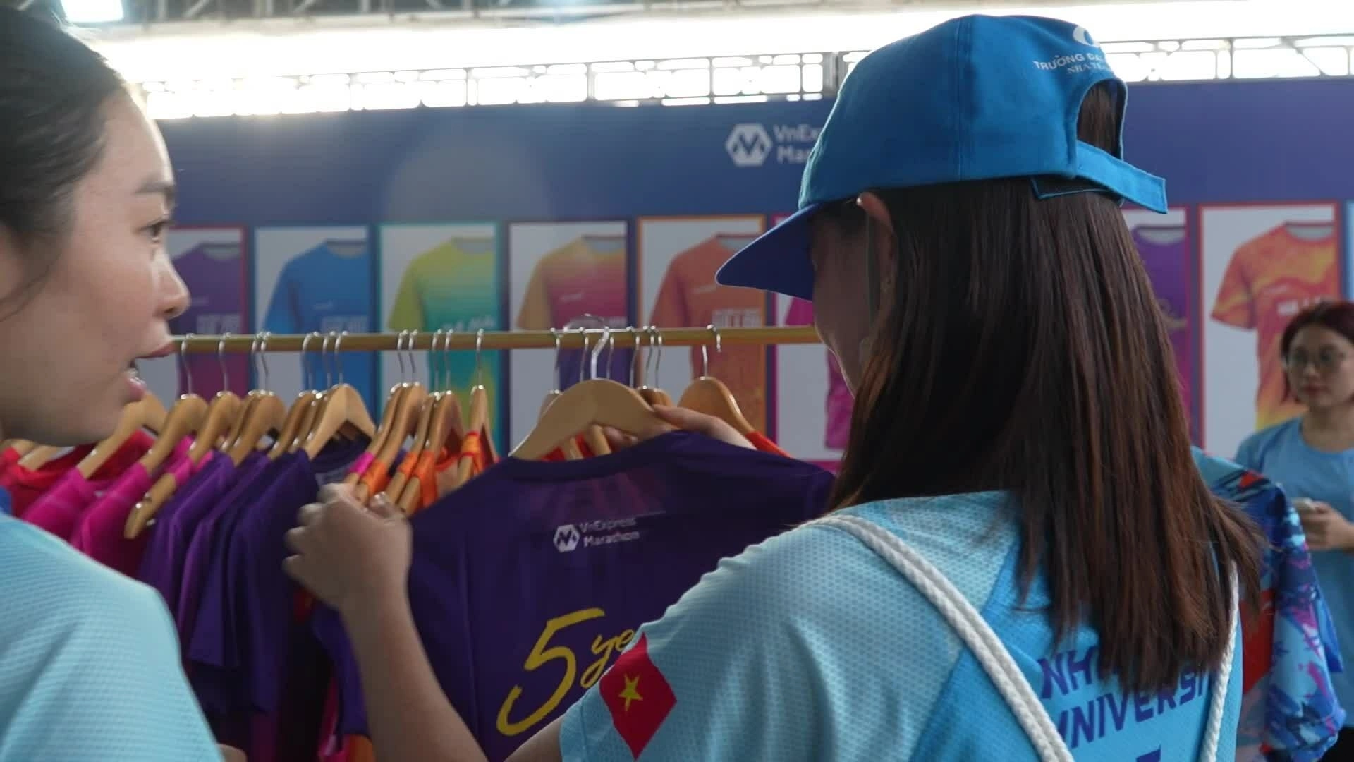 Runner sắm đồ thể thao, mua nhà tại expo VnExpress Marathon Libera Nha Trang