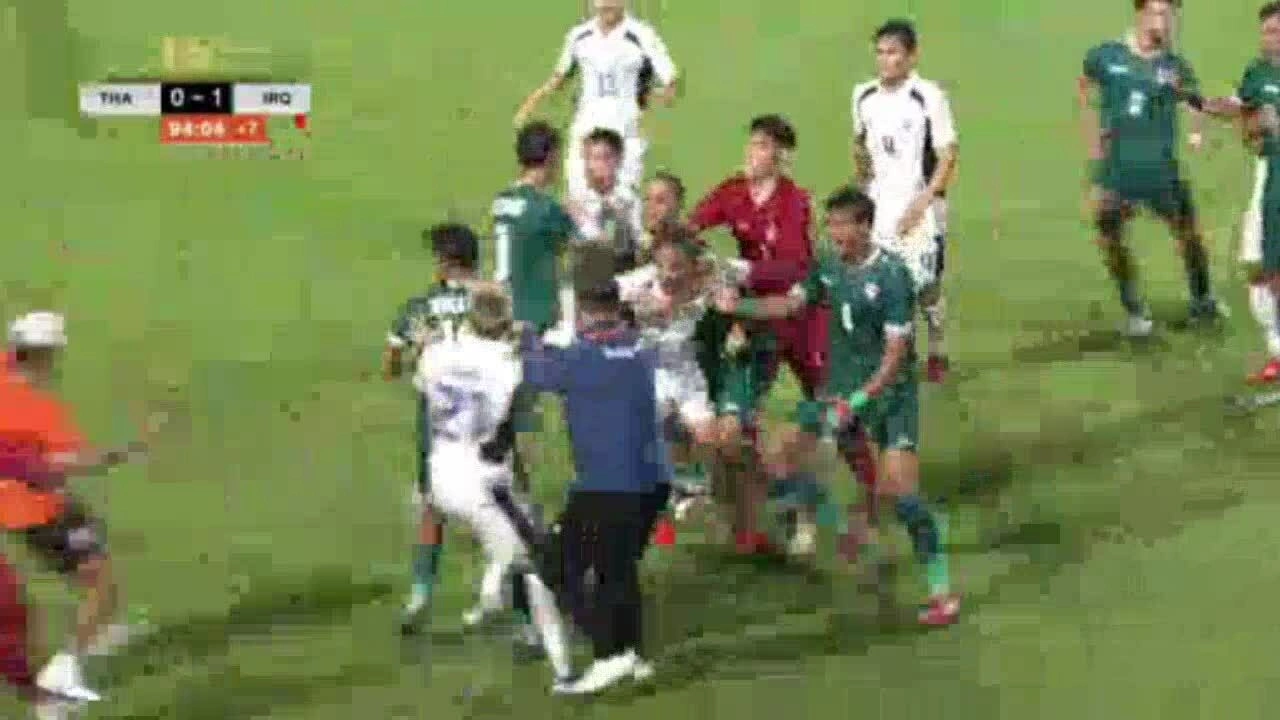 Cầu thủ Thái Lan và Iraq đánh nhau