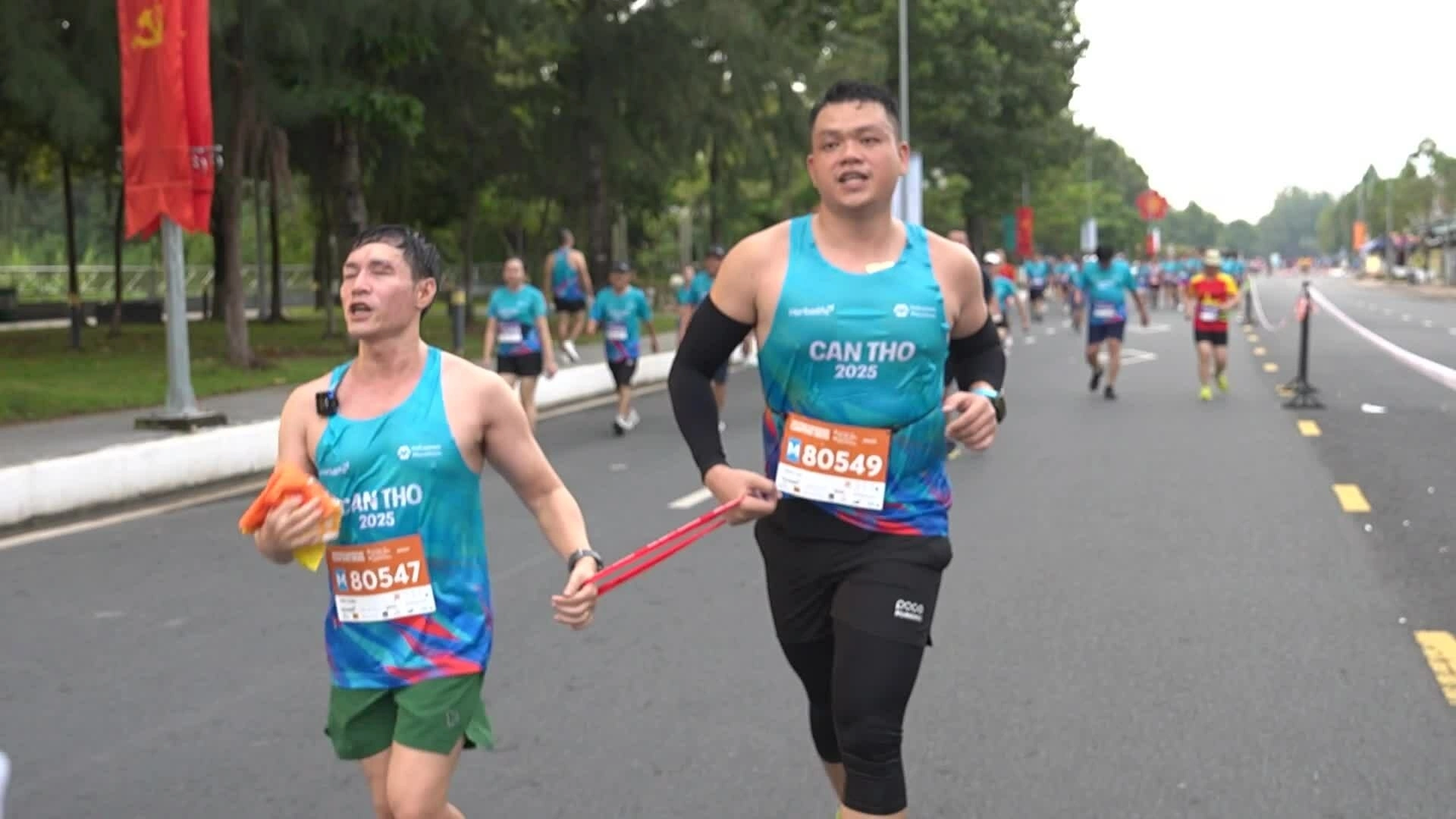 VĐV khiếm thị chạy 21km ở VM Cần Thơ
