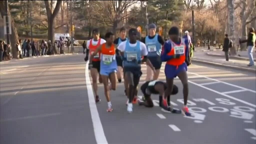 Mo Farah ngã rồi trở lại, về nhì New York City Half Marathon 2014