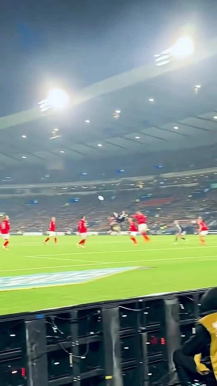 McTominay lập siêu phẩm móc bóng, đưa Scotland tới World Cup