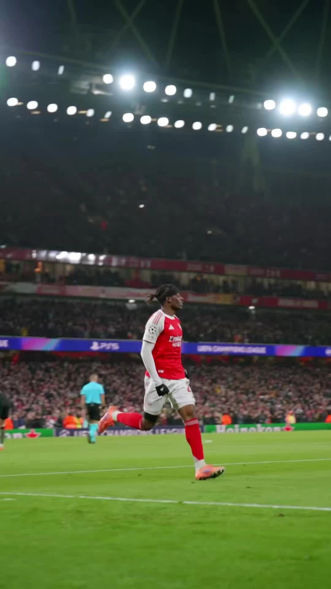 Các cầu thủ Arsenal ăn mừng ba bàn vào lưới Bayern Cầu thủ Arsenal ăn mừng chiến thắng