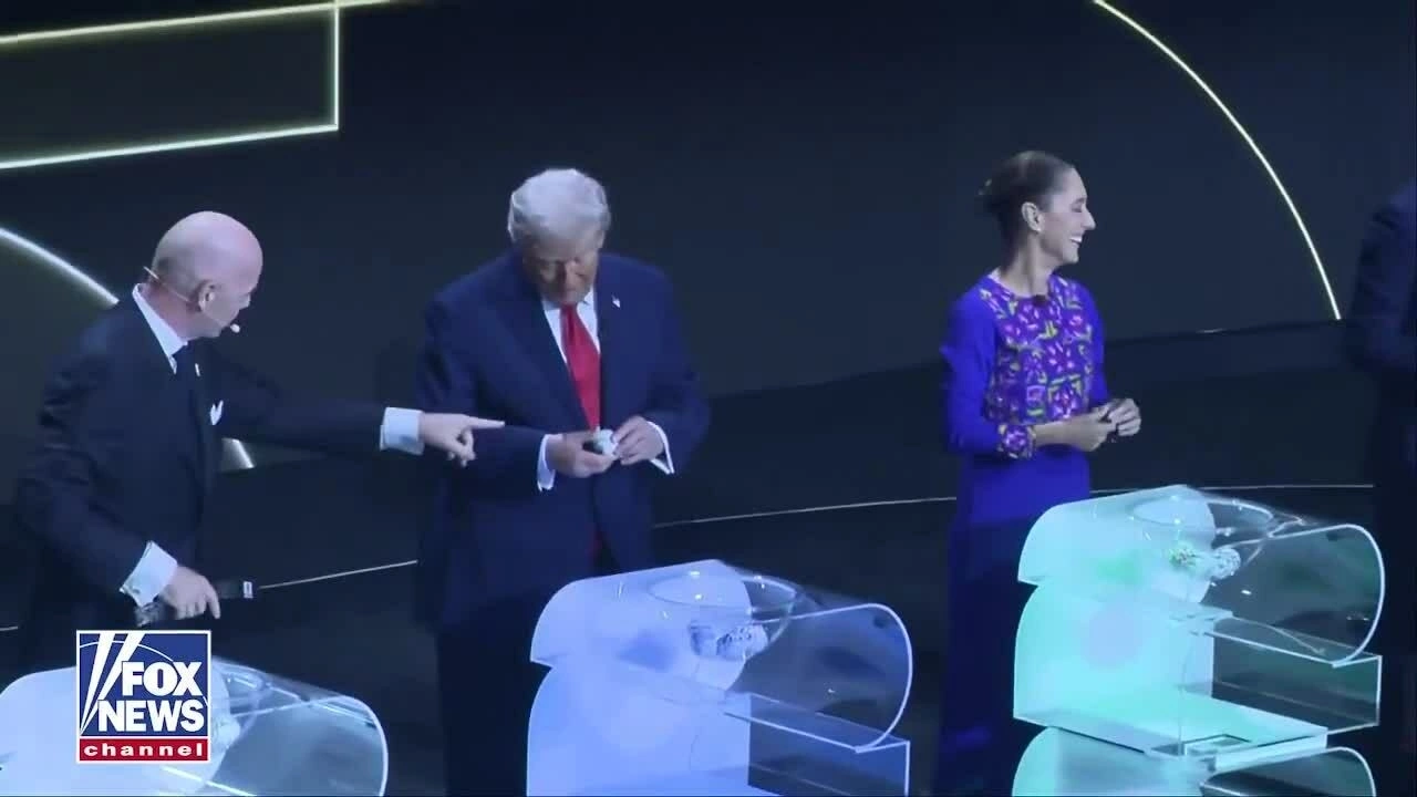 Chủ tịch FIFA hướng dẫn ông Trump trong lễ bốc thăm