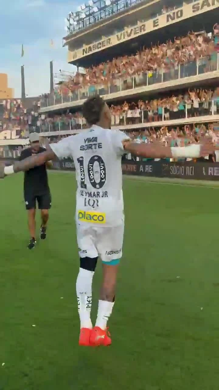 Neymar ăn mừng sau khi giúp Santos trụ hạng