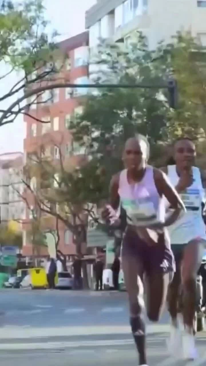 VĐV Kenya lỡ danh hiệu Valencia Marathon 2025