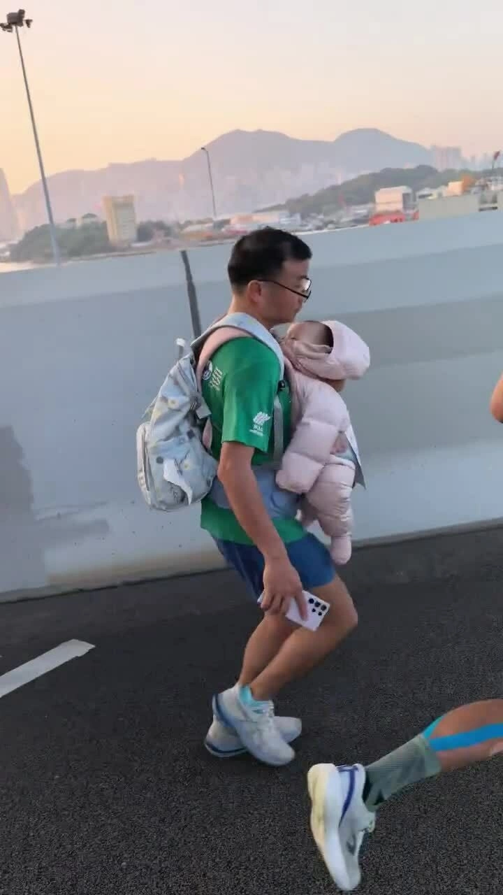 Người đàn ông địu em bé chạy tại Hong Kong Marathon