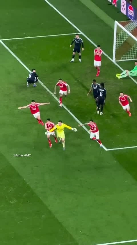 Mourinho: 'Arbeloa bảo tôi cứ ăn mừng thoải mái trước Real đi' Mourinho: 'Arbeloa bảo tôi cứ ăn mừng thoải mái trước Real đi'