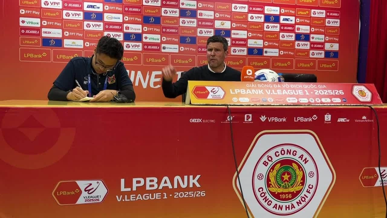 HLV CLB Ninh Bình đập bàn, chỉ trích thậm tệ trọng tài sau trận thua CAHN HLV CLB Ninh Bình đập bàn chỉ trích trọng tài