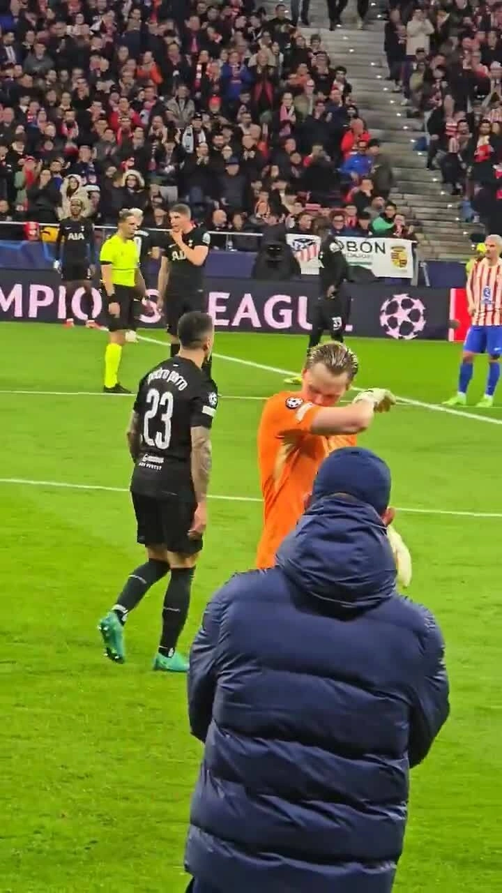 HLV Igor Tudor (đội mũ lưỡi trai) phớt lờ khi Kinsky rời sân HLV Igor Tudor phớt lờ khi thay người