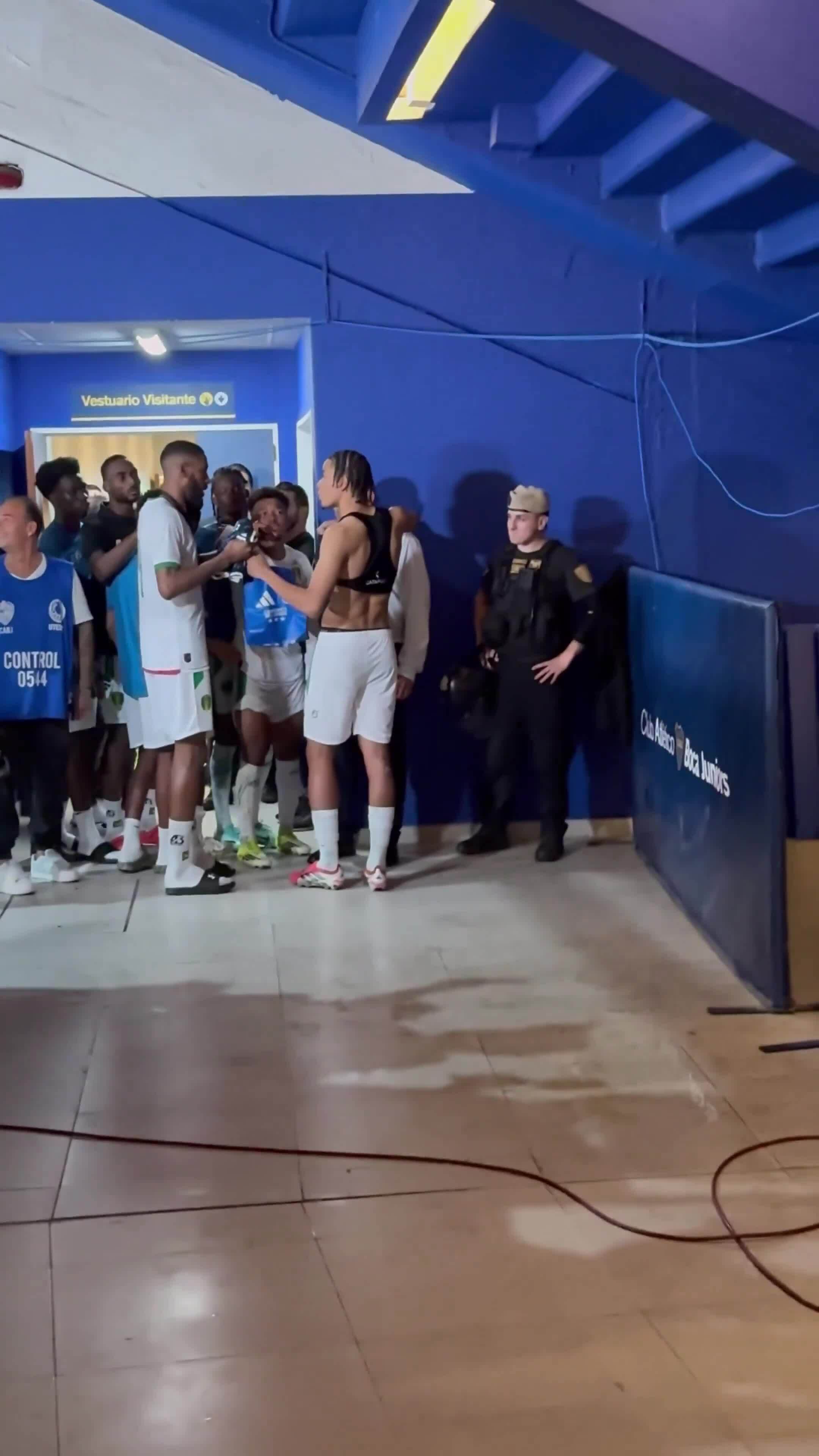 Đối thủ to tiếng tranh nhau áo của Messi