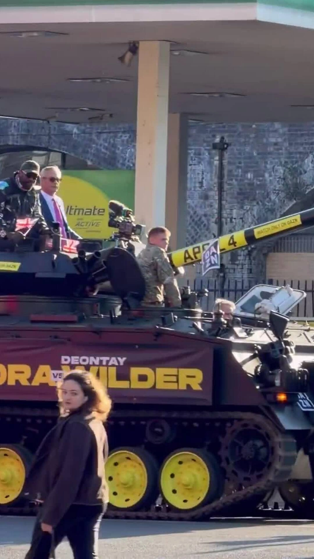 Võ sĩ quyền Anh đi xe tăng dự họp báo