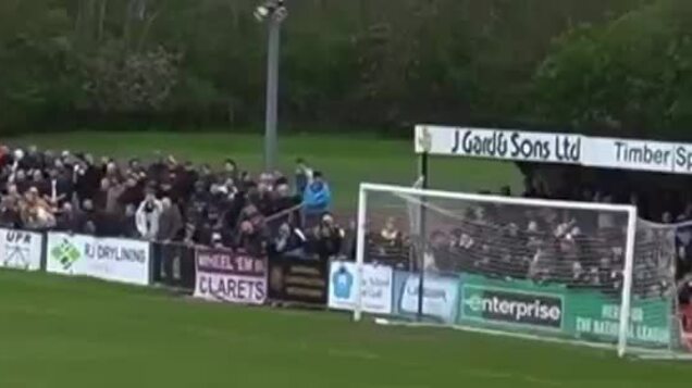 Thủ môn đấm khán giả ở Anh