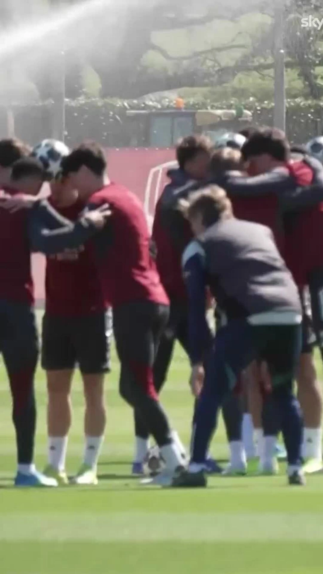 Arsenal bị chế giễu vì bài tập lạ Arsenal bị chế giễu vì bài tập lạ