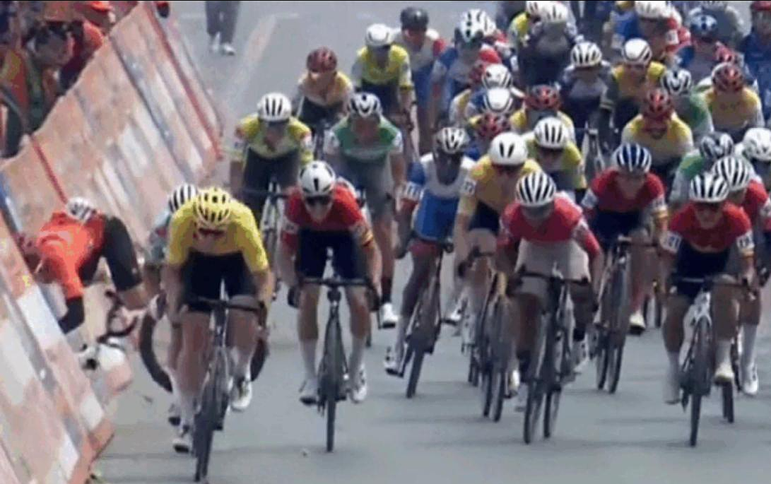 Áo Cam gặp nạn ở đích đến giải xe đạp xuyên Việt