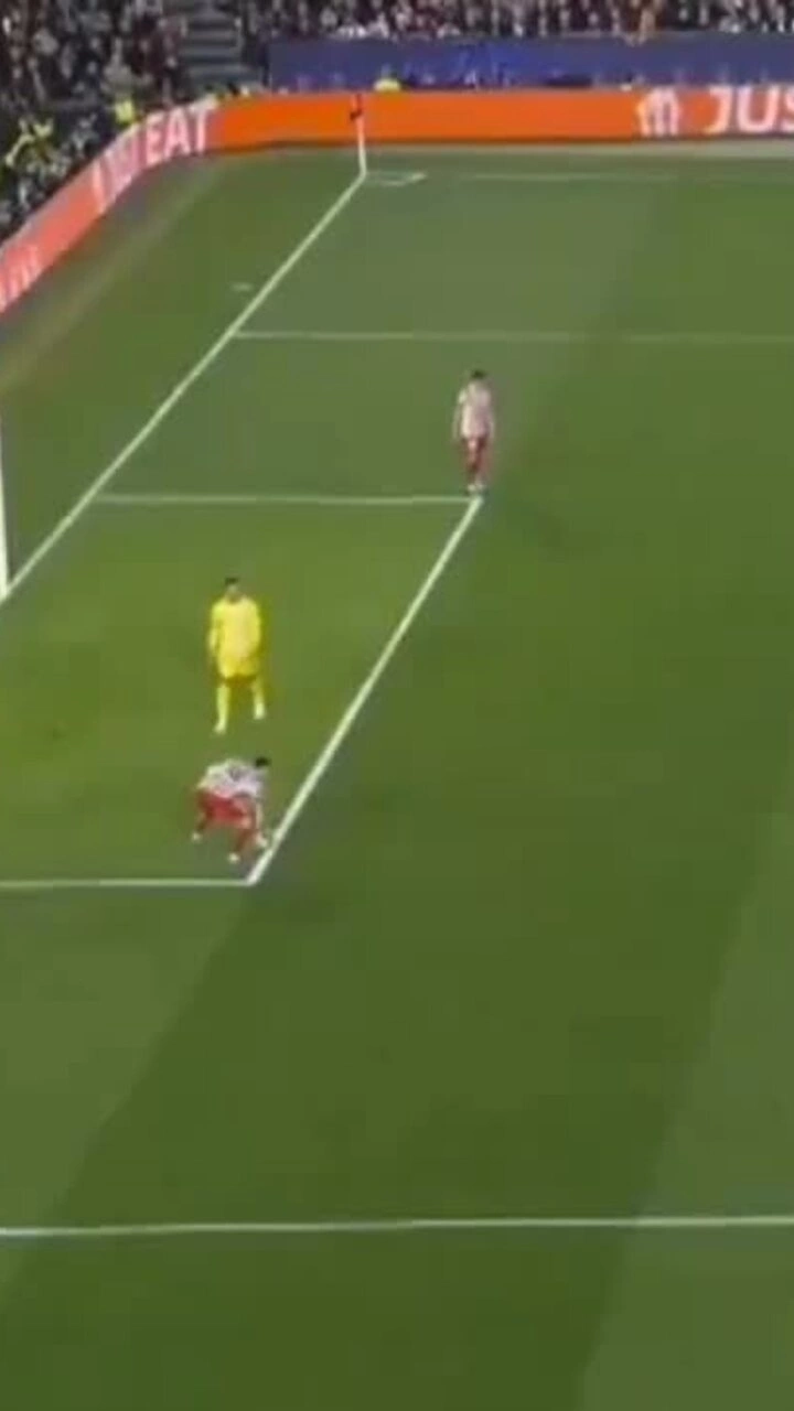 Tình huống Marc Pubill dùng tay chặn bóng trong vòng cấm Tình huống Marc Pubill dùng tay chặn bóng trong vòng cấm