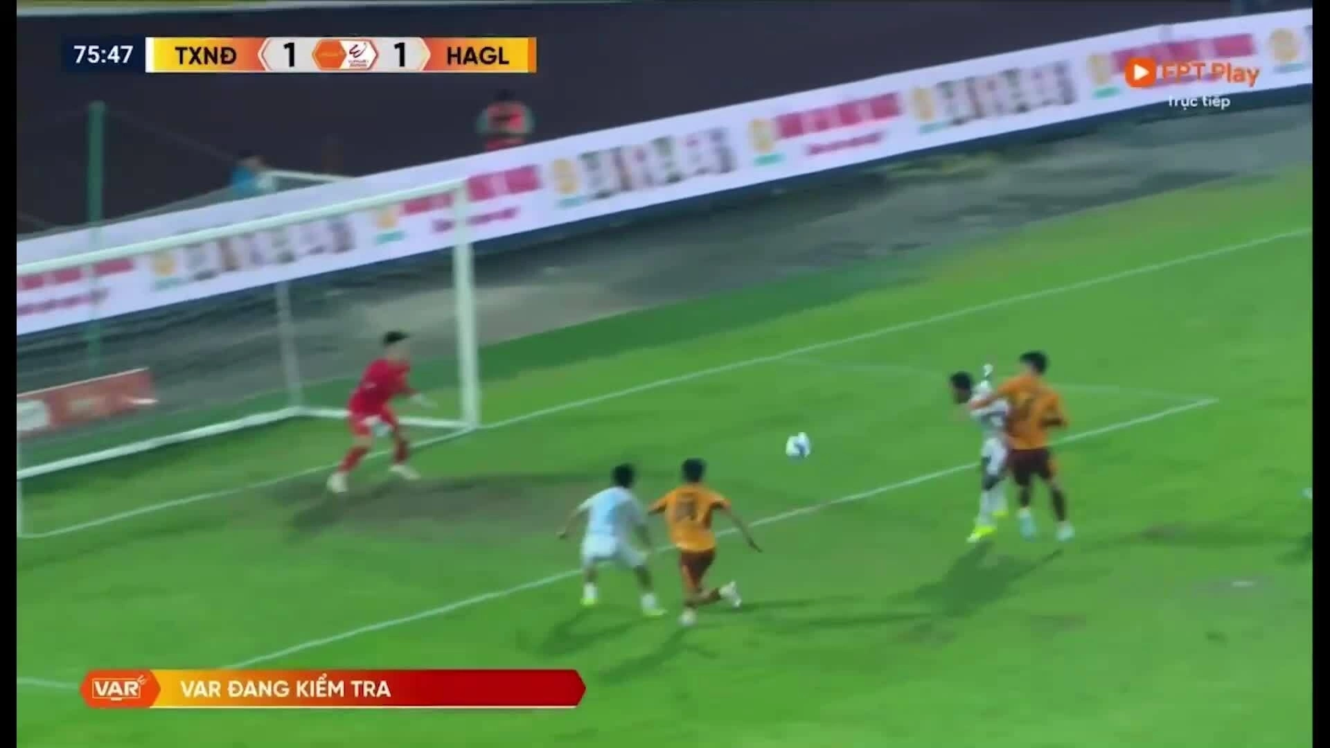 Xuân Son đòi 11m bất thành trong trận thua HAGL Xuân Son đòi 11m bất thành trong trận thua HAGL