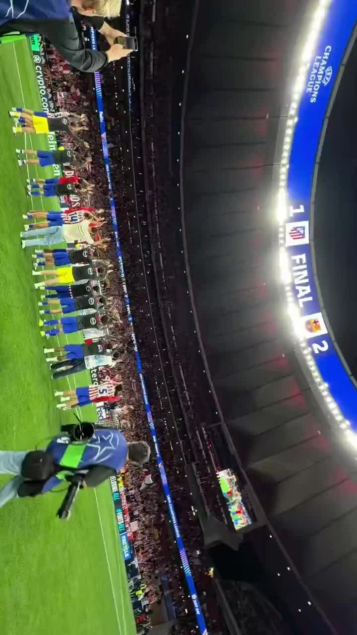 Atletico ăn mừng vé vào bán kết Champions League Cầu thủ Atletico ăn mừng cùng CĐV sau chiến thắng trước Barca