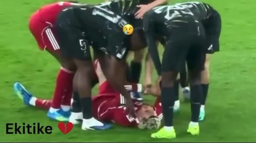 Ekitike khóc rời sân sau chấn thương Ekitike khóc rời sân sau chấn thương