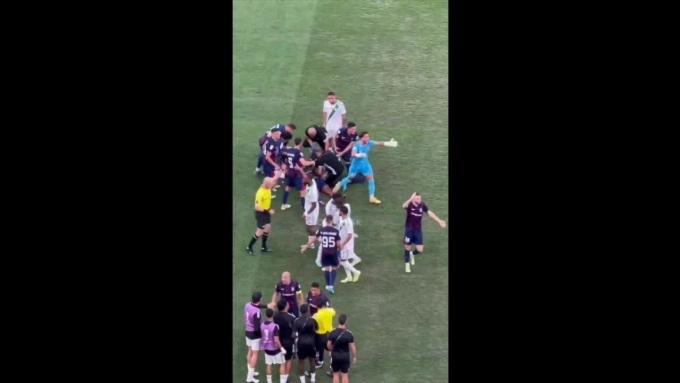 Cầu thủ CLB Malaysia cướp cáng để cứu đồng đội chấn thương