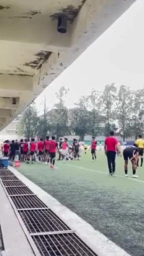 Cầu thủ trẻ Indonesia đá kungfu vào lưng đối phương