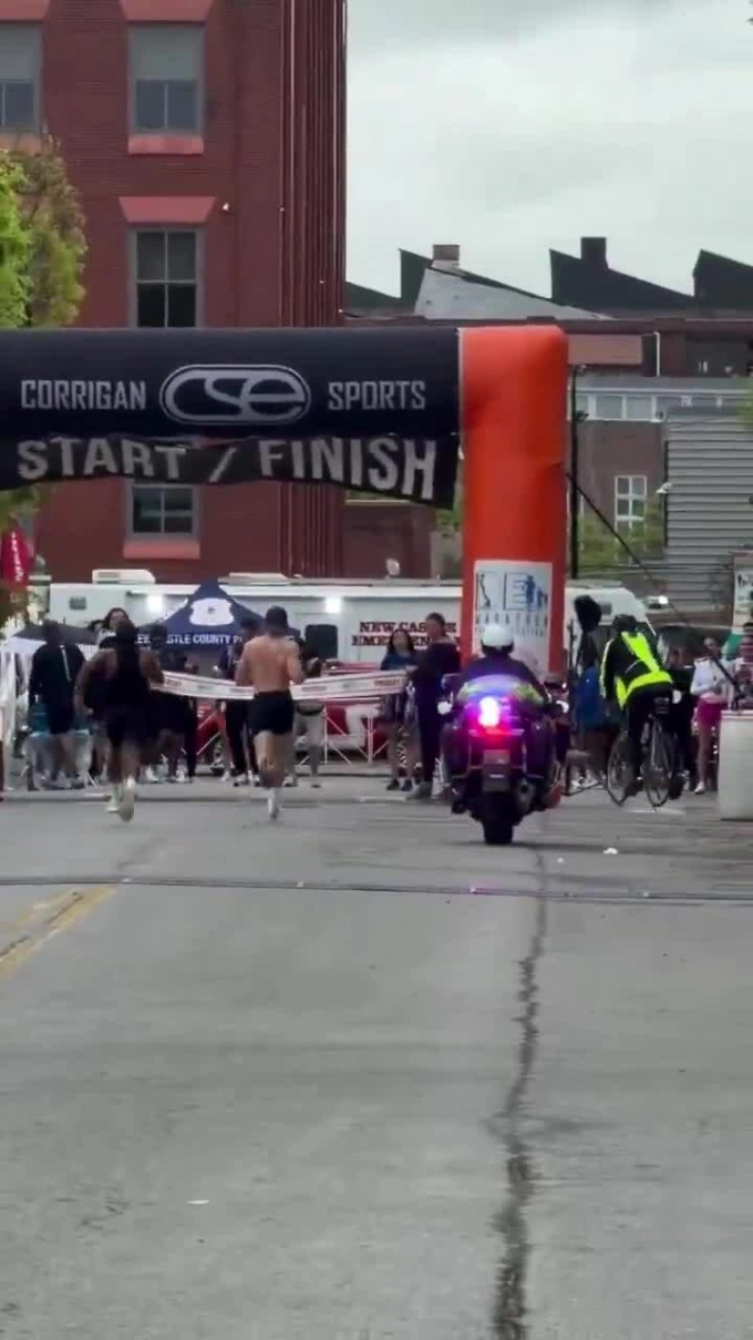 Góc quay khác về VĐV marathon bị vượt qua khi ăn mừng sớm trước vạch đích