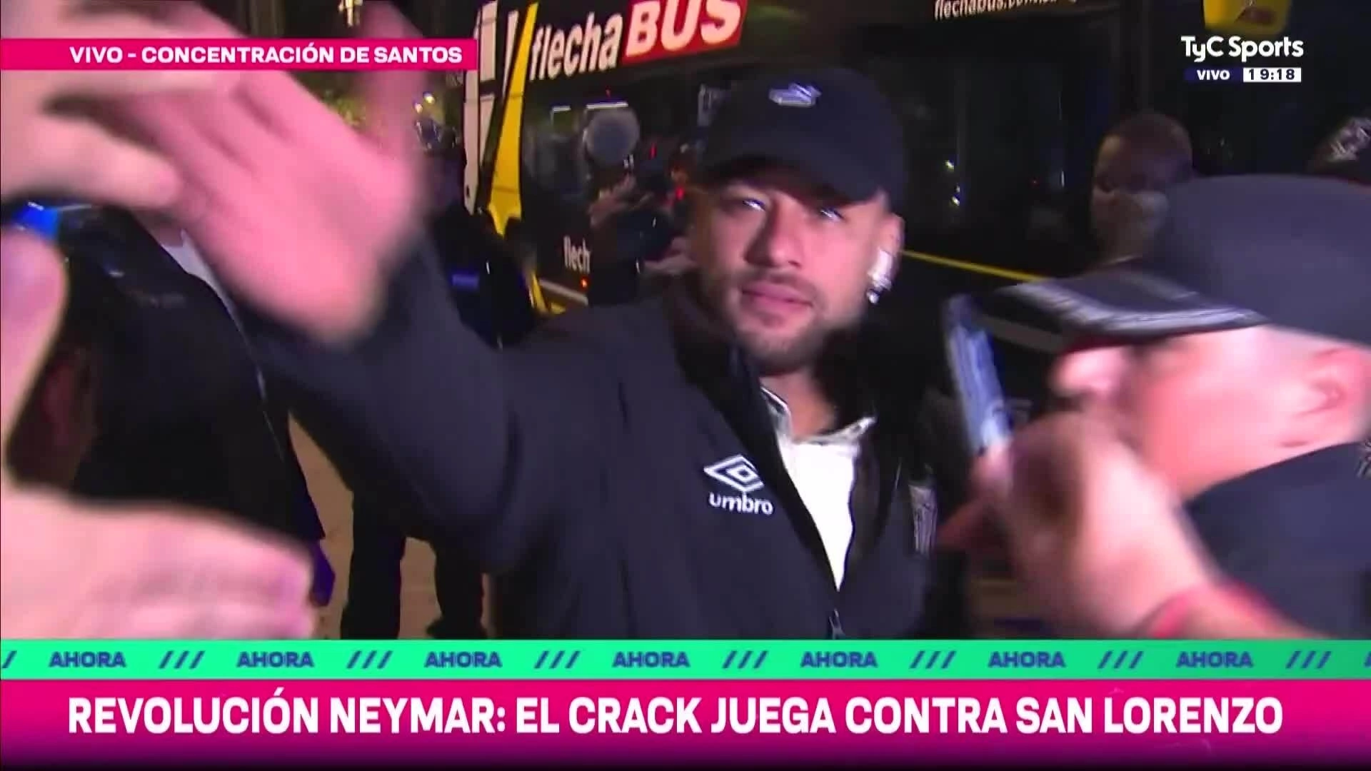 Neymar đến khách sạn tại Buenos Aires hội quân cùng Santos ngày 28/2