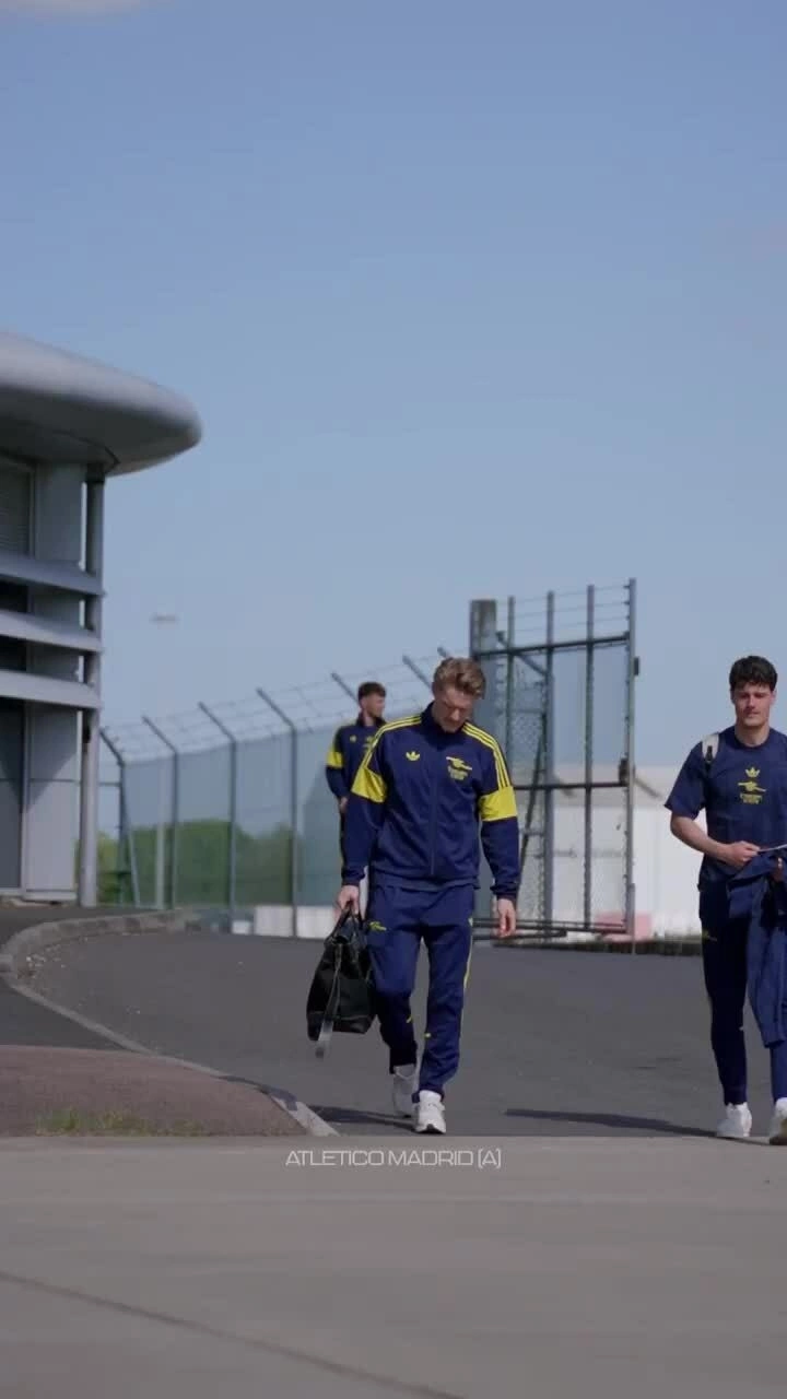 Arsenal bay sang Madrid chuẩn bị cho lượt đi bán kết Champions League. Đội hình Arsenal di chuyển đến Madrid đá bán kết