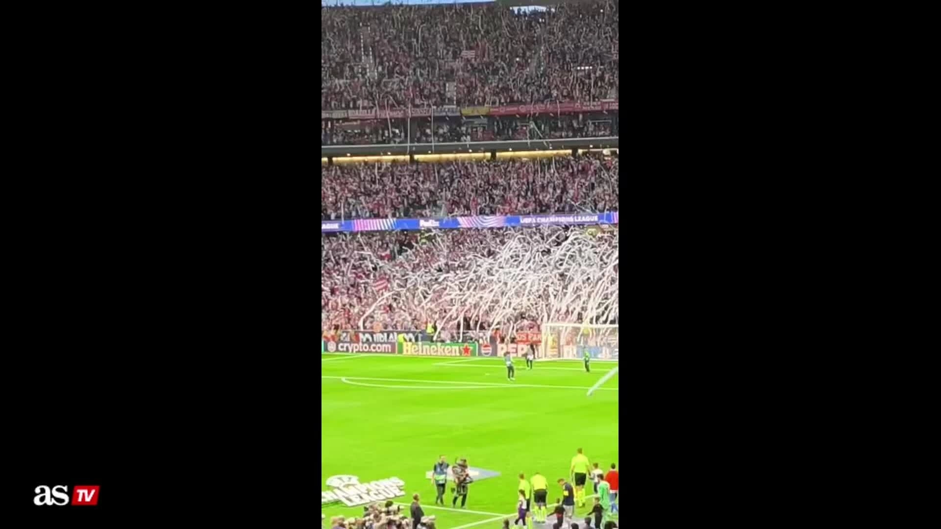CĐV Atletico ném giấy vệ sinh CĐV Atletico ném giấy vệ sinh