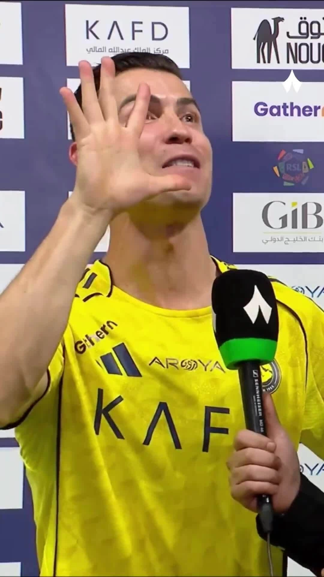 Ronaldo khoe 5 Champions League trước đối thủ