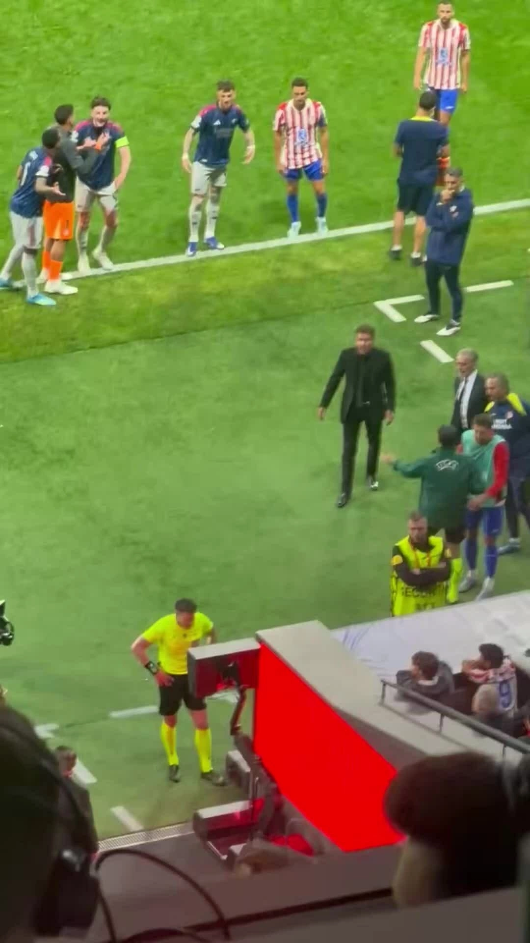 VAR hủy phạt đền của Arsenal VAR hủy phạt đền của Arsenal