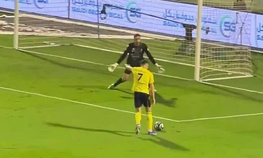 Pha xử lý khó hiểu của Ronaldo trong thế đối mặt