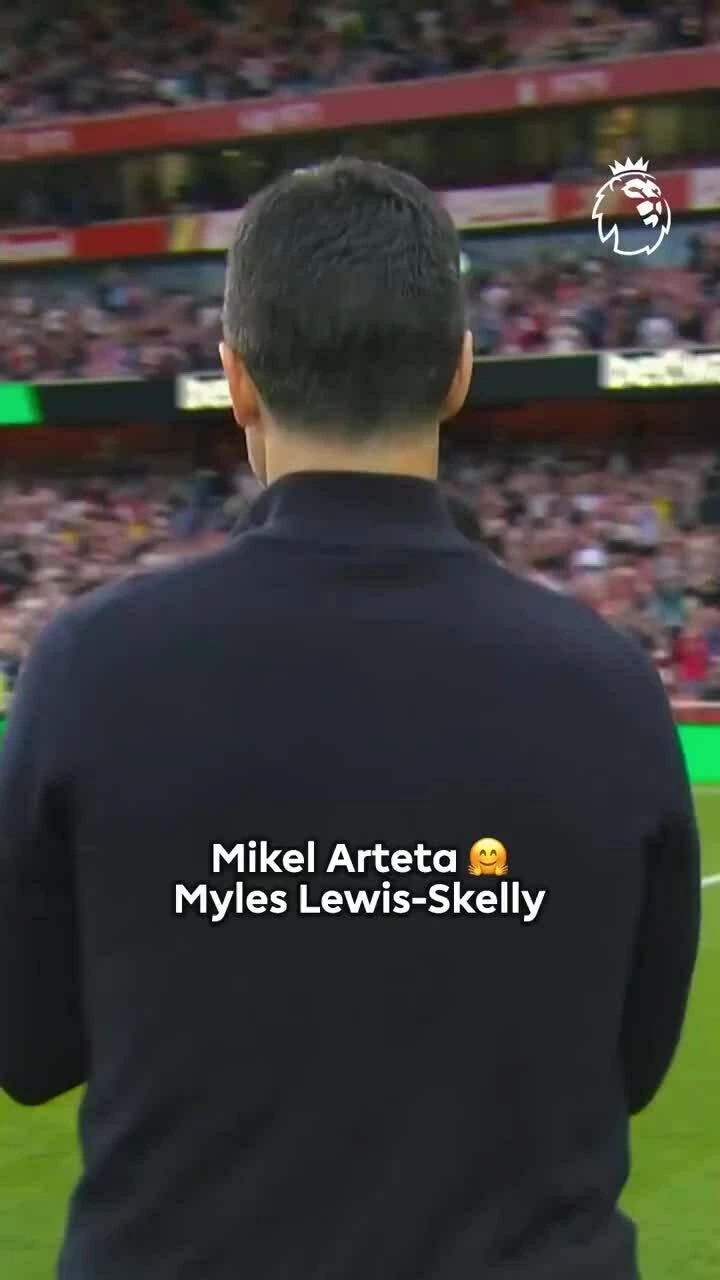 Arteta ôm Lewis-Skelly HLV Mikel Arteta ôm Lewis-Skelly sau trận thắng Fulham