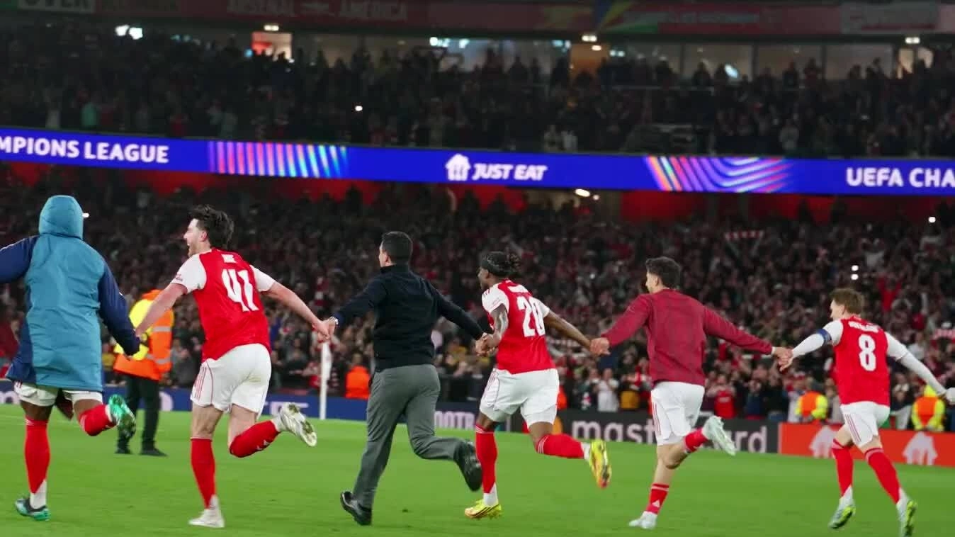 Các cầu thủ Arsenal ăn mừng sau trận. Các cầu thủ Arsenal ăn mừng sau trận.