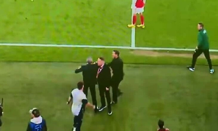 HLV Simeone xô xát với giám đốc Arsenal Màn đối đầu giữa HLV Simeone và giám đốc Arsenal