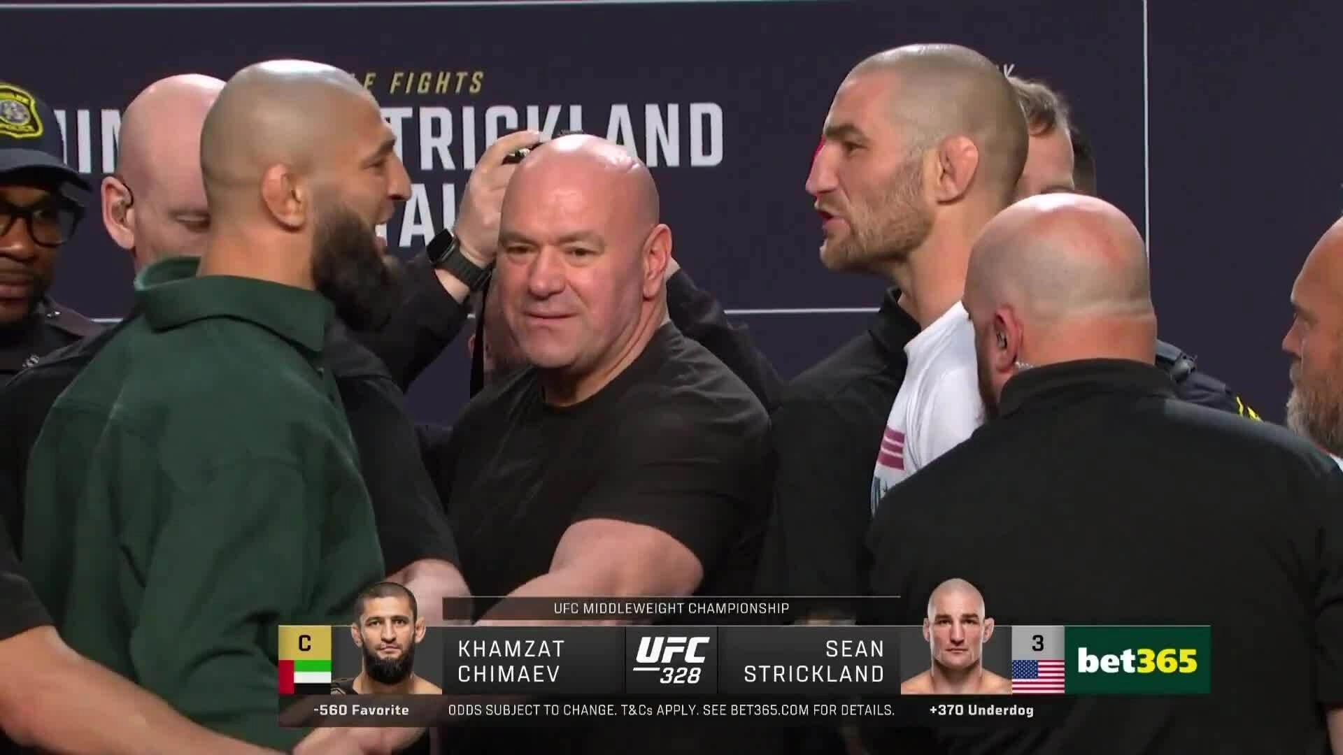 Khamzat Chimaev và Sean Strickland gây hấn trong buổi họp báo UFC
