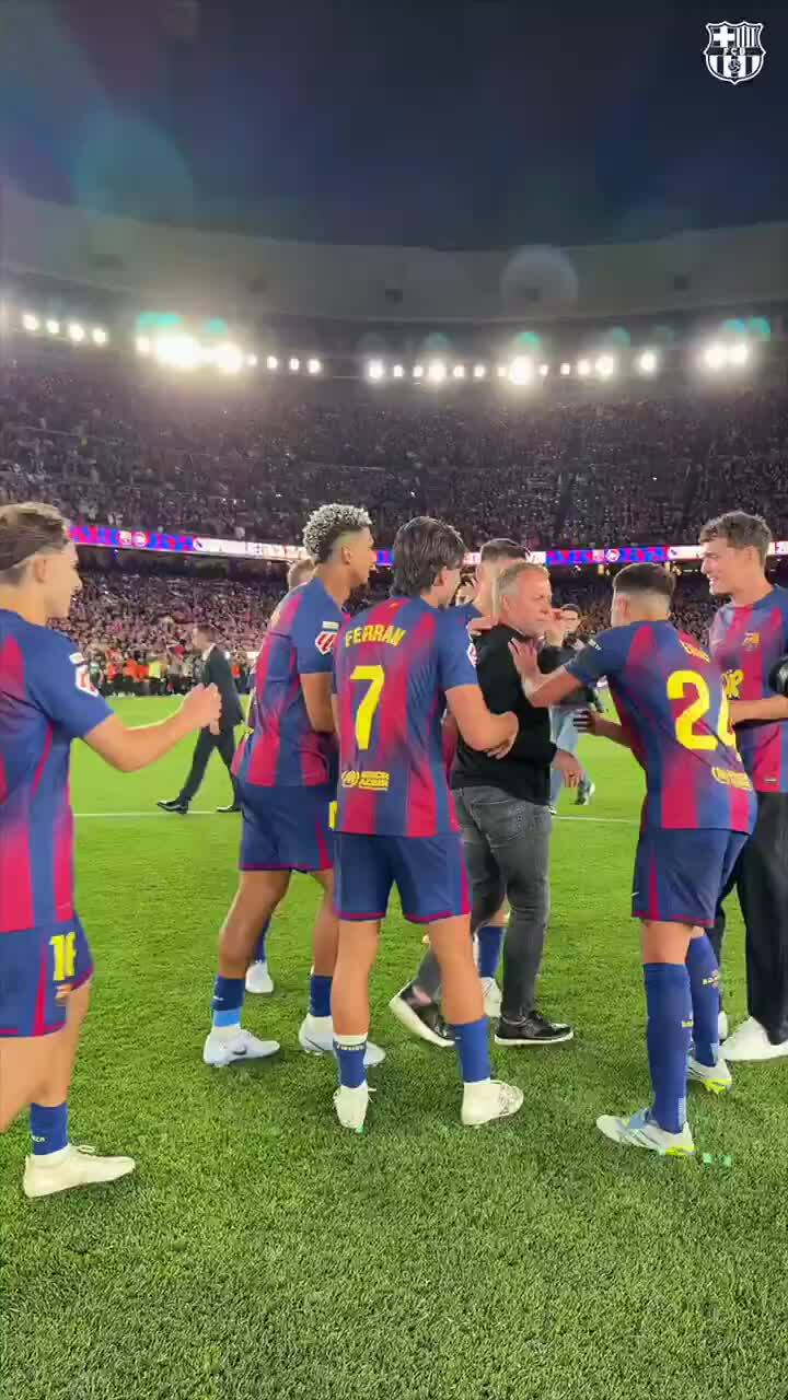 Các cầu thủ Barca tung HLV Flick
