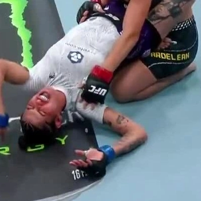 Nữ võ sĩ xin thua vì đòn khóa hiếm gặp ở UFC