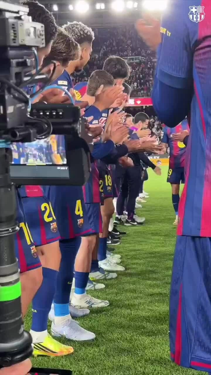 Các cầu thủ Barca tri ân Lewandowski