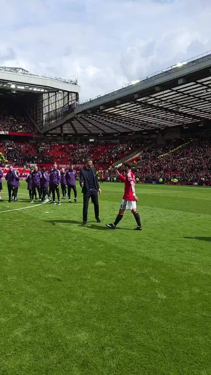 Cầu thủ Man Utd tri ân người hâm mộ sau trận thắng Nottingham Forest