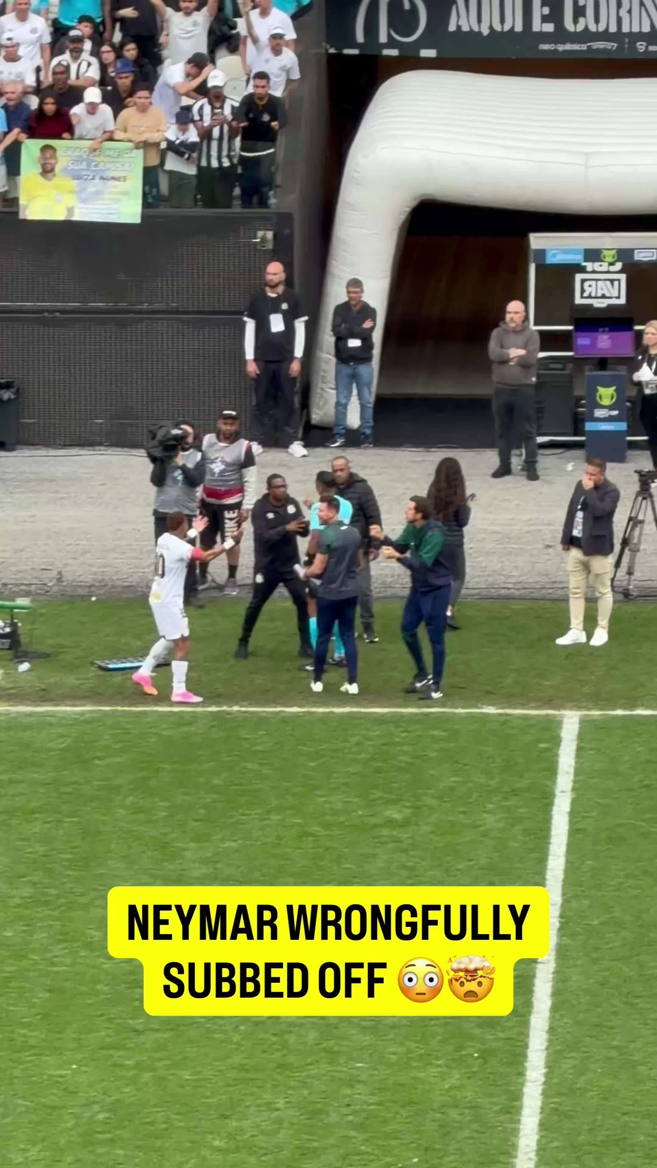 Neymar phản ứng sau khi bị thay nhầm người