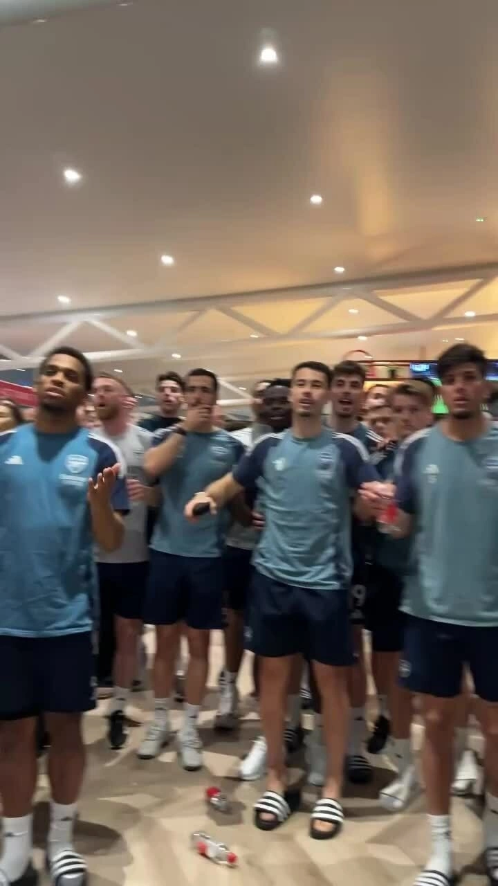Cầu thủ Arsenal vỡ òa khi vô địch Ngoại hạng Anh