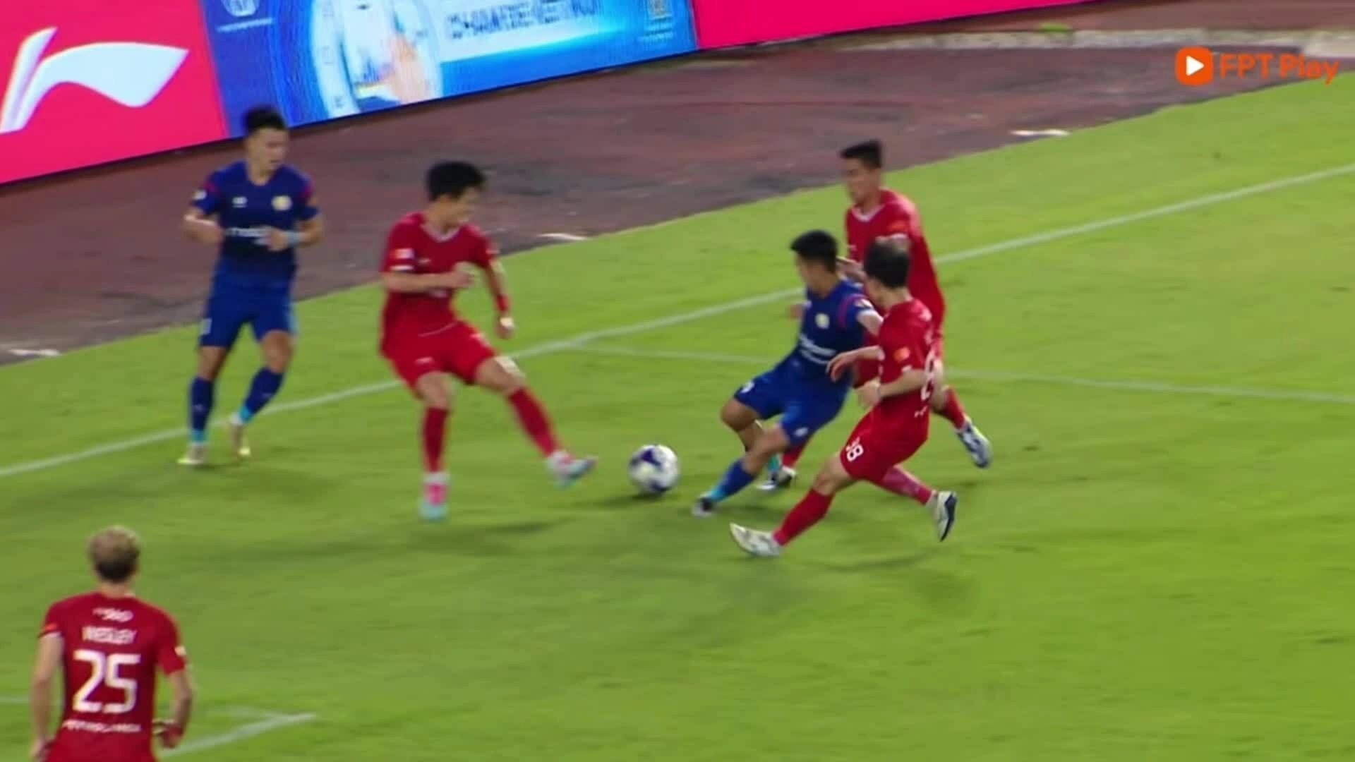 VFF xác định trọng tài và VAR sai ở V-League Tình huống dẫn đến phạt đền cho PVF-CAND