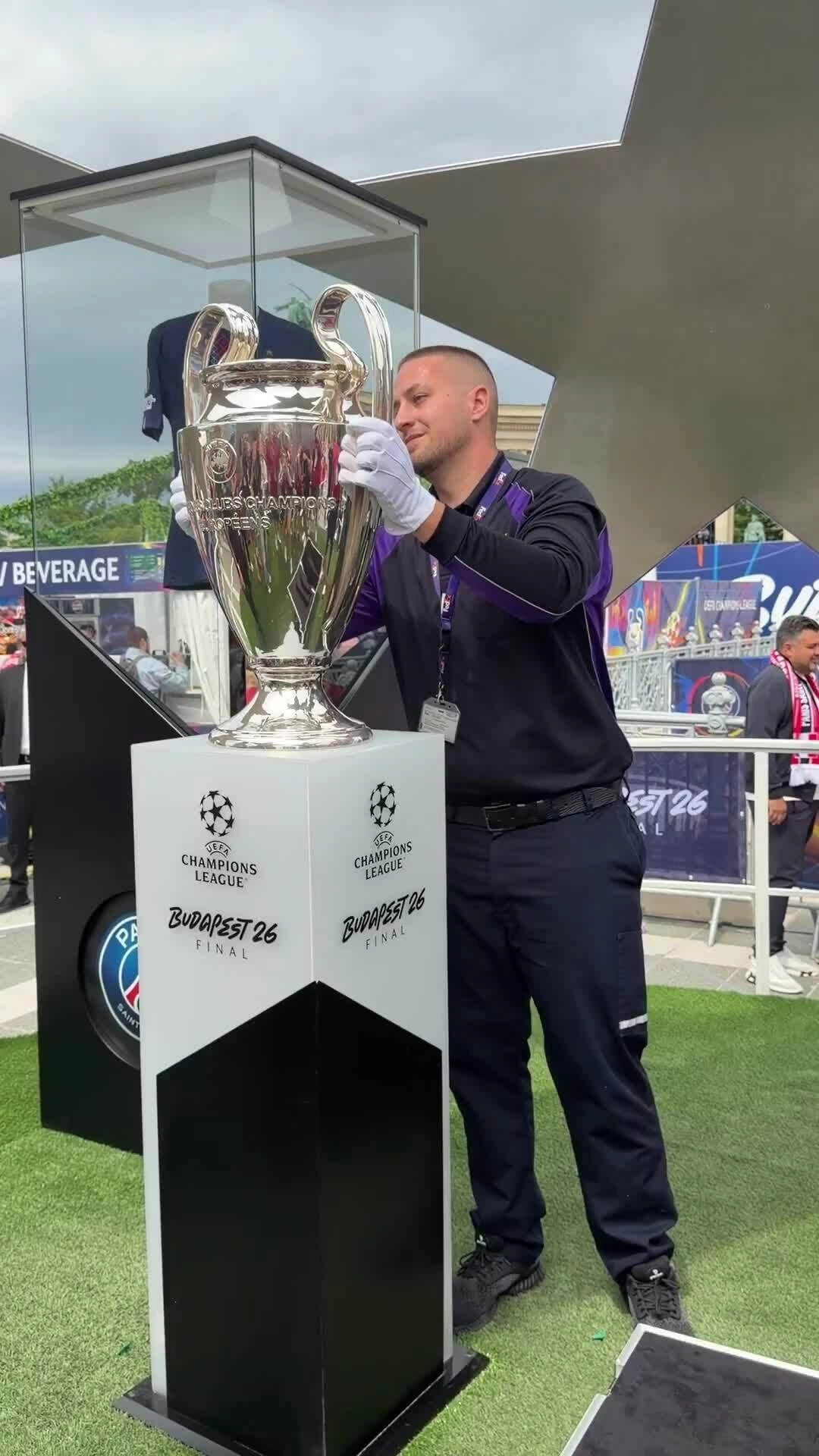 Cup vô địch được vận chuyển tới sân Puskas