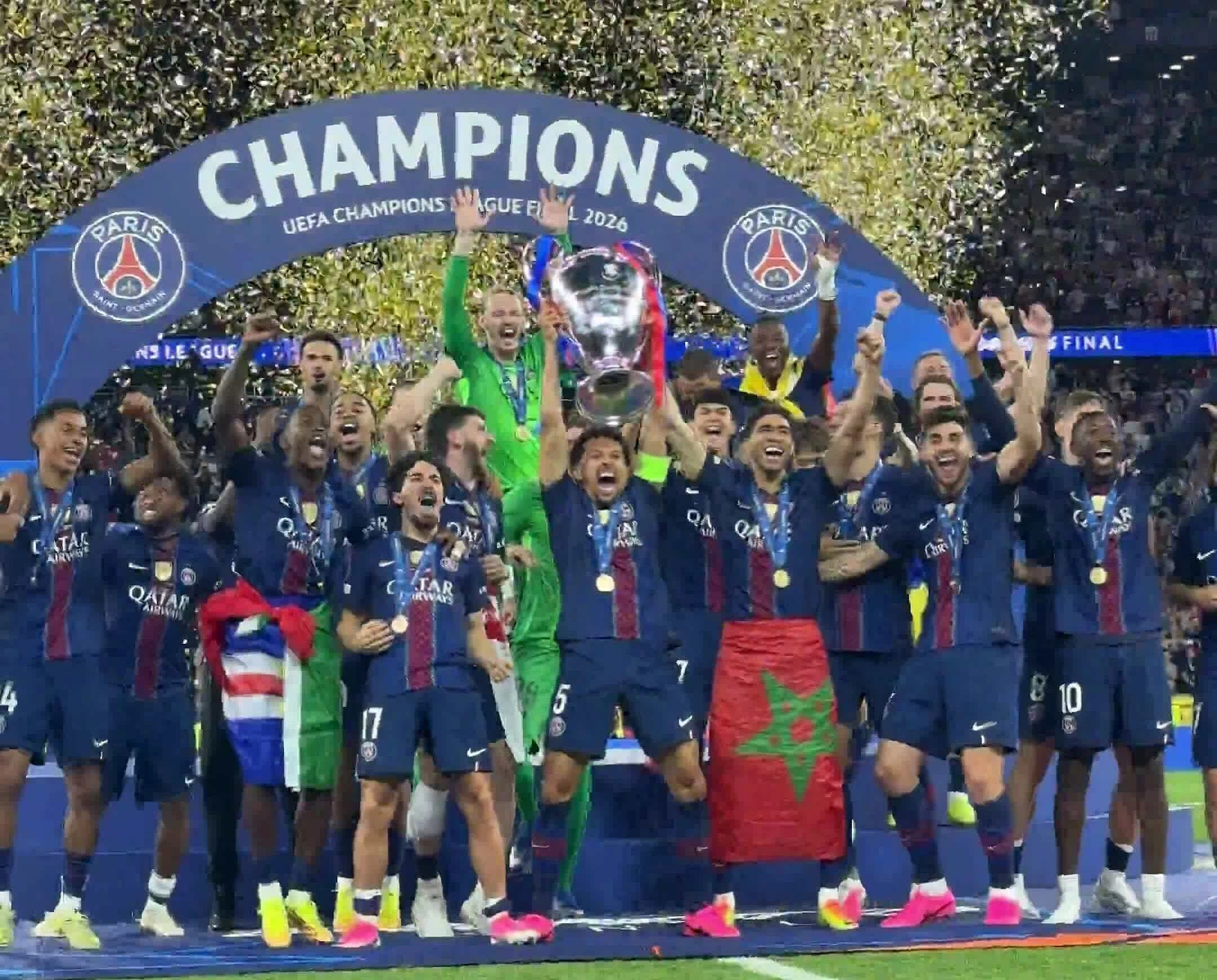 Khoảnh khắc Marquinhos cùng đồng đội nâng Cup Champions League 2026