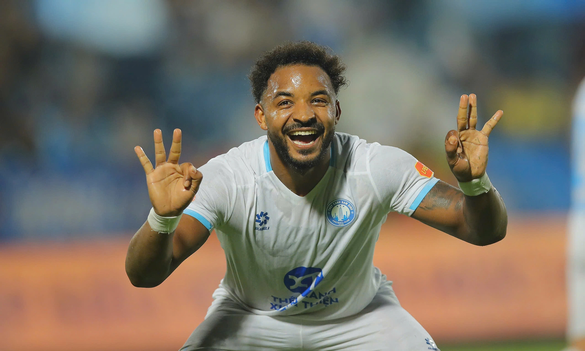 Xuân Son lập hat-trick với một siêu phẩm móc bóng Xuân Son ghi bàn móc bóng kỹ thuật